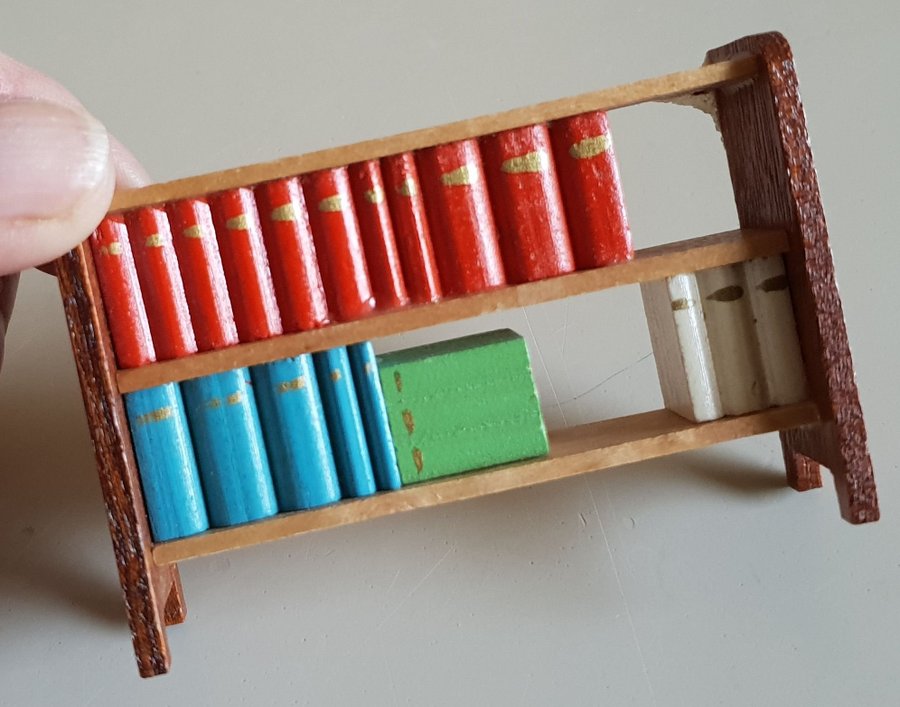 Retro Bokhylla i teak Lundby dockskåpsmöbler miniatyr