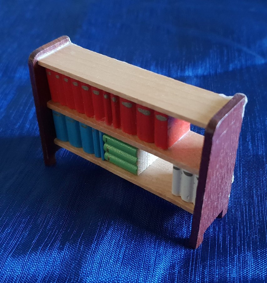 Retro Bokhylla i teak Lundby dockskåpsmöbler miniatyr