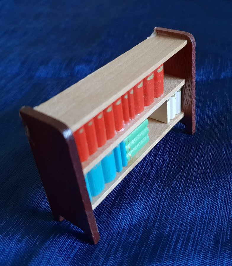 Retro Bokhylla i teak Lundby dockskåpsmöbler miniatyr