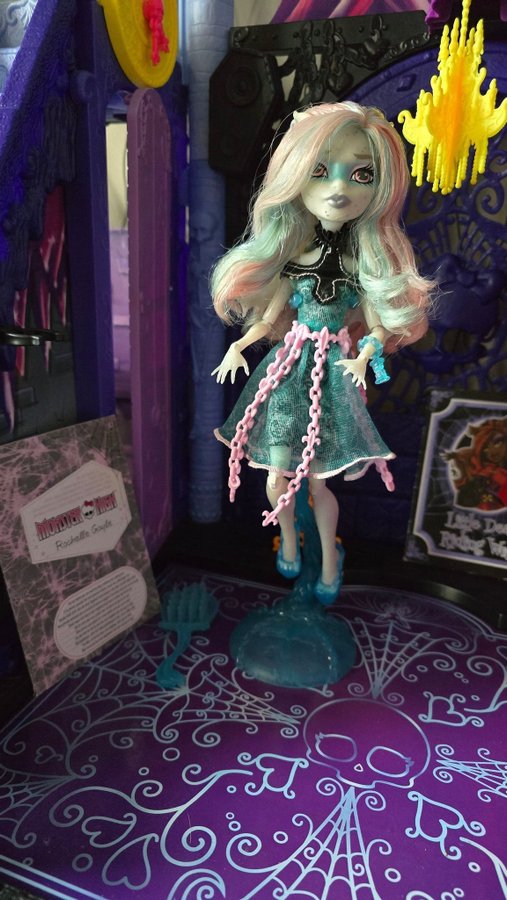 Monster High Rochelle Goyle Haunted monster