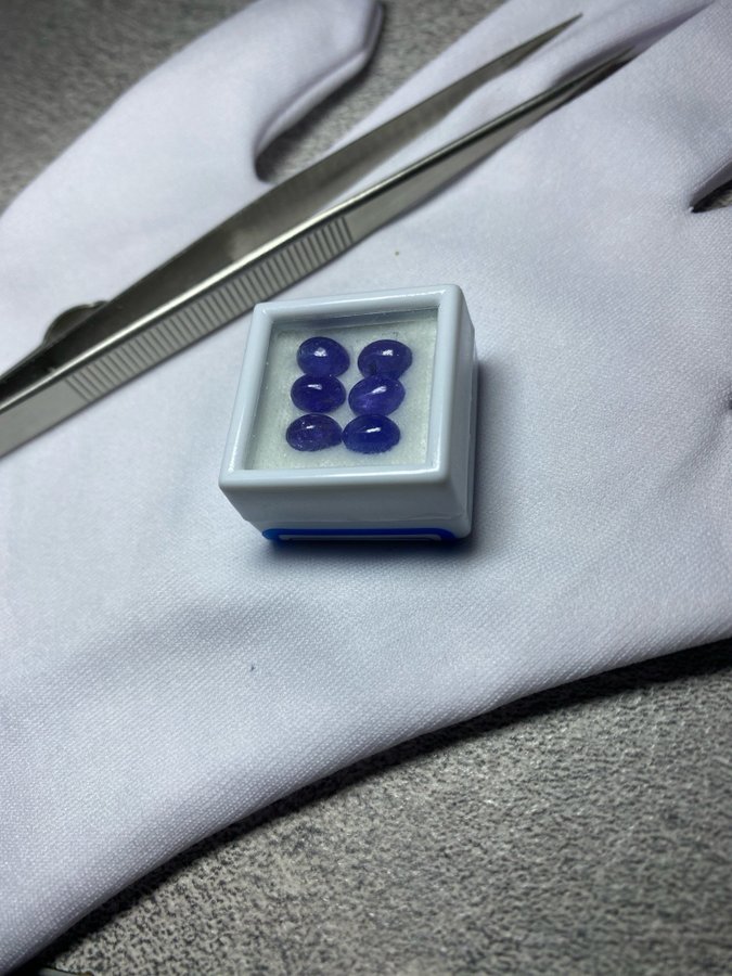 Tanzanite cabochon