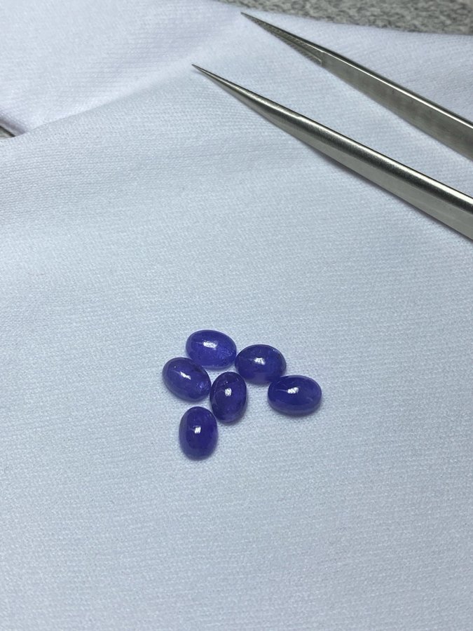 Tanzanite cabochon