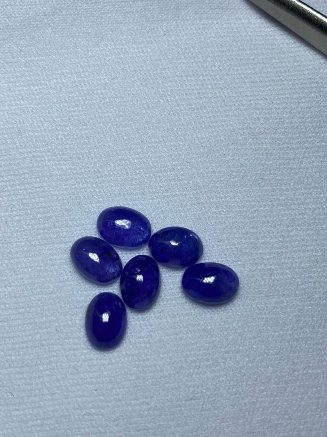 Tanzanite cabochon