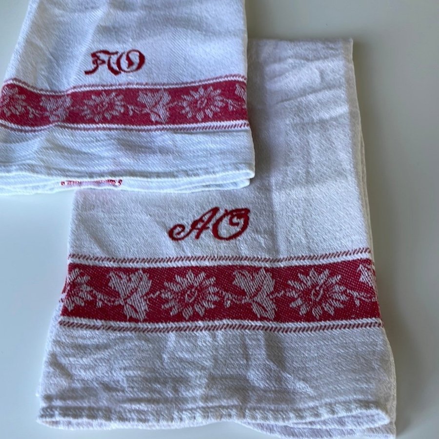 Två gamla kärlhanddukar i rött och vitt med monogram