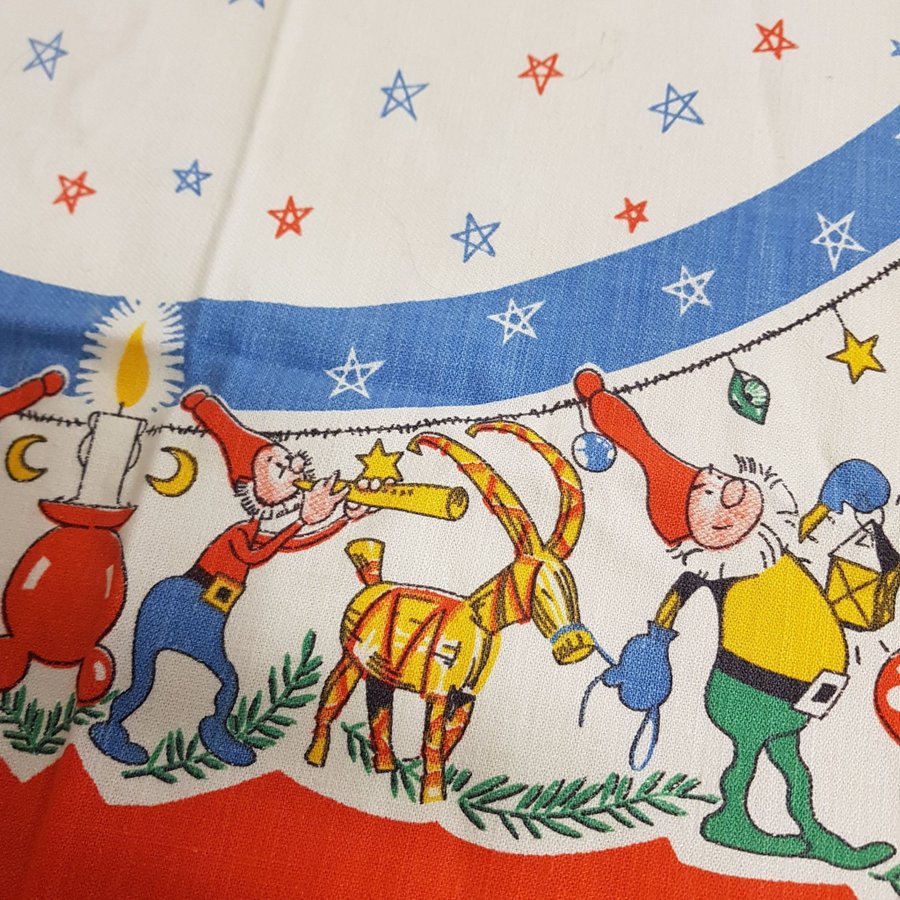 Julduk med roliga tomtar.Retro, 72x67 cm.Små fläckar finns.