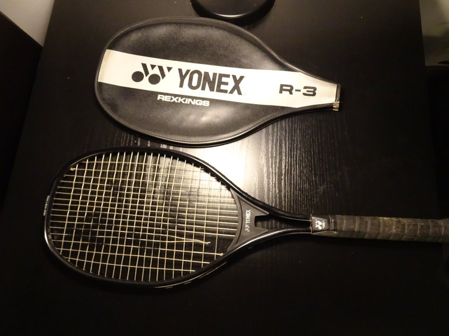 Yonex Tennisracket med väska och en tennisboll