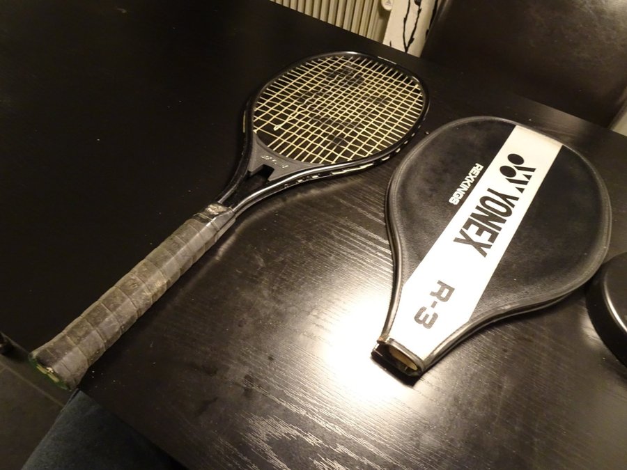 Yonex Tennisracket med väska och en tennisboll