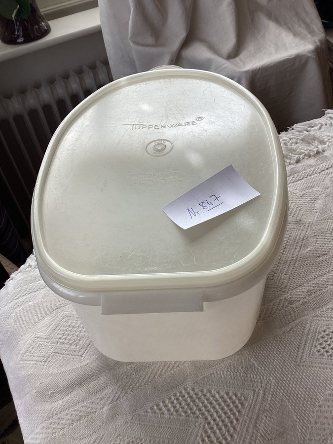 Tupperware stor burk med lock brödburk? Retro färg. Bra till förvaring