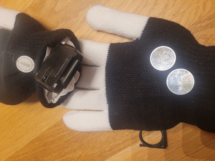 Fingervantar med ledlight, 2×2 lithium batterier 3 v, från 11 år