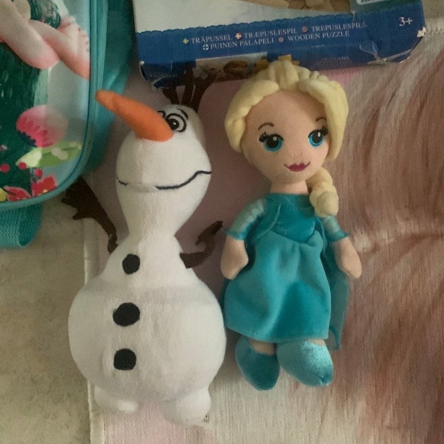 Frozen Set med Ryggsäck, Pussel, och Plyschfigurer