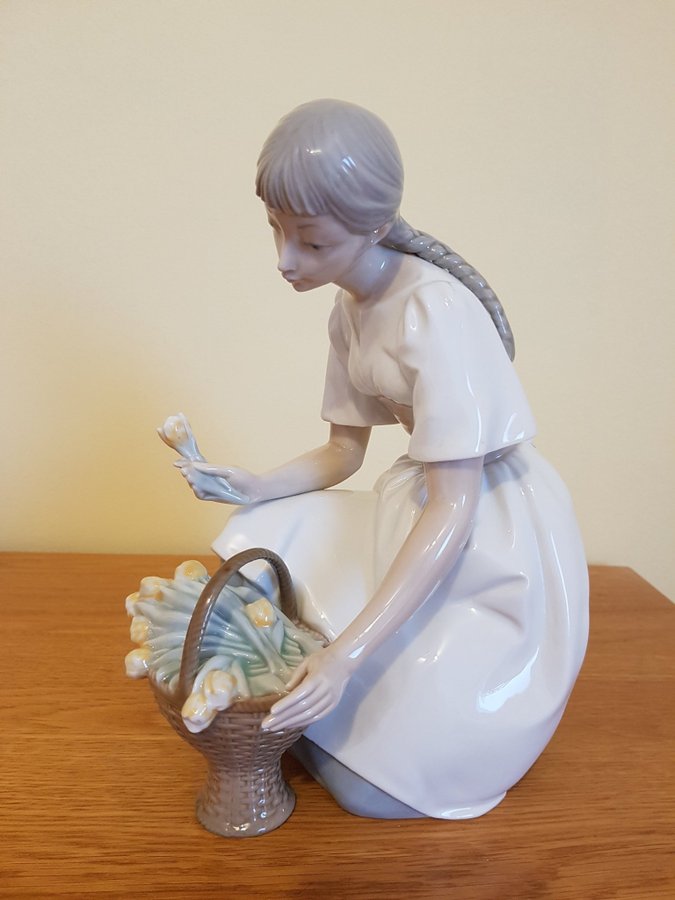 Stor figurin, skulptur - Flicka med tulpaner, NAO by Lladro