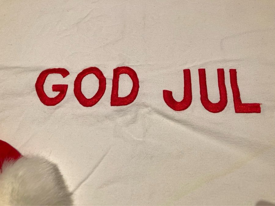 Kuddfodral ”GOD JUL” BRUKA DESIGN till soffkudde. Tomteluva. Oanvänt. Se beskr.