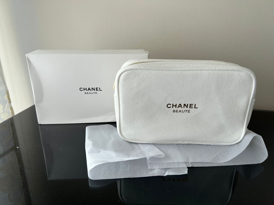 HELT NY!! Chanel Beauté Toilettväska bag necessär sminkväska clutch