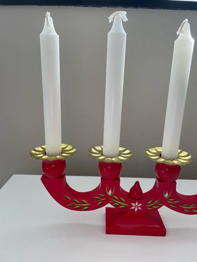 Fin röd adventljusstake med ljusmanschetter i metall retro