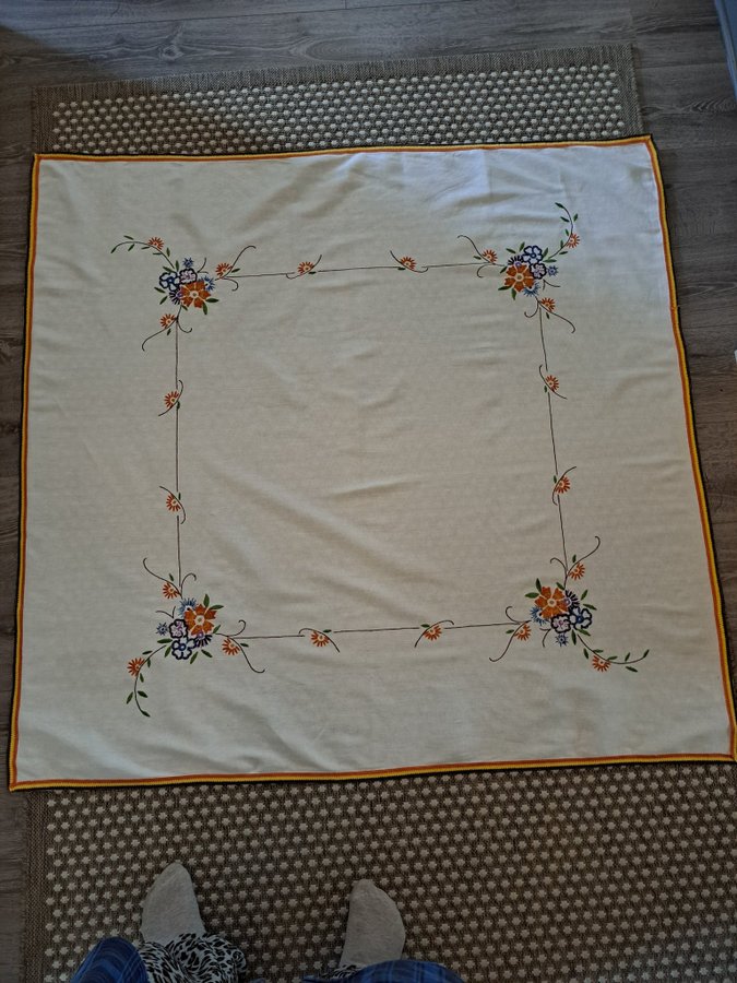 Duk med broderade blommor 128 x 133 cm