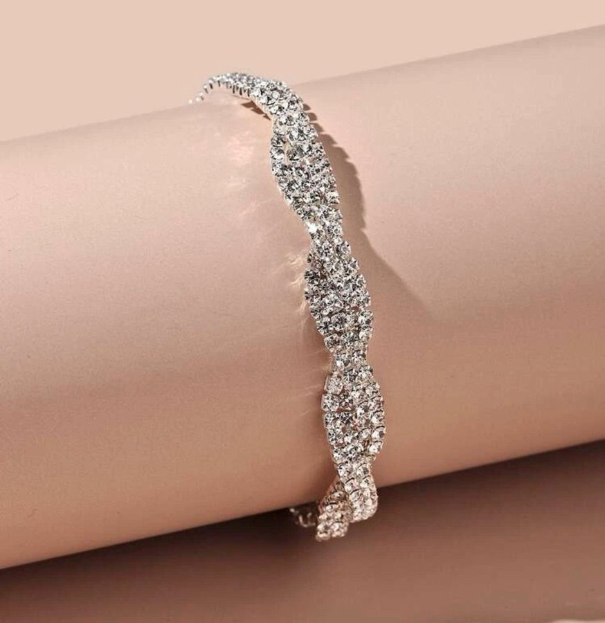 Armband silverfärgat strass vackert klassiskt fint smycke smycken fest