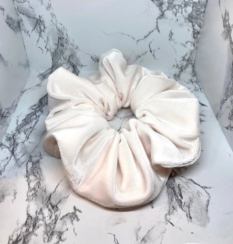 Puderrosa sammet överdimensionerad XXL Scrunchie från Enchanted Scrunch NY