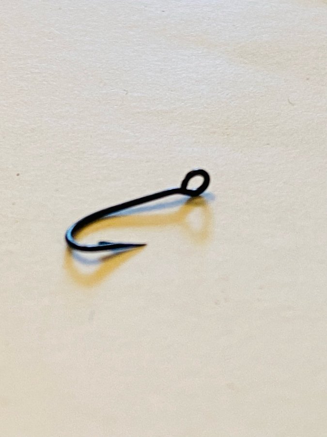 MUSTAD nr15 Qual 3135. Otroligt fina små vridna nätta krokar 100st i asken .