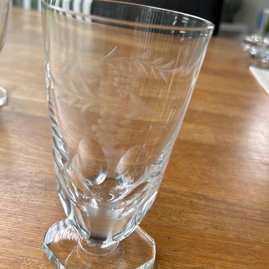 4 st. äldre glas på fot med Vinranke-motiv, höjd 14 cm ø 7,5 cm.