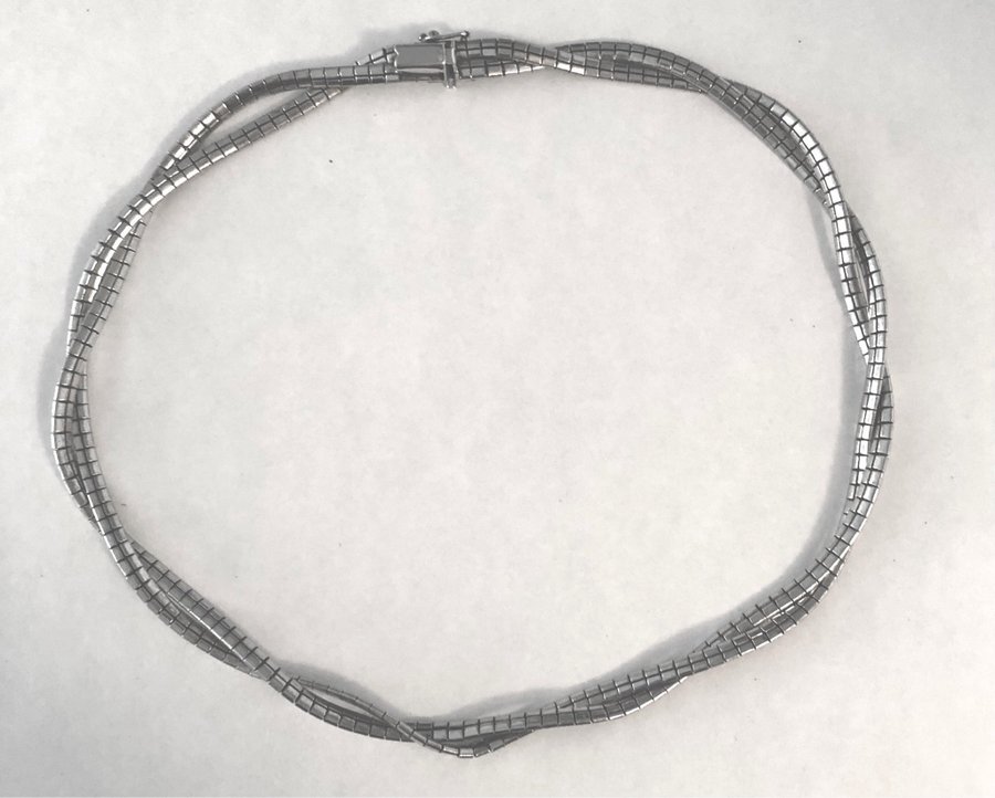 Vackert halsband med tyngd i 925 silver