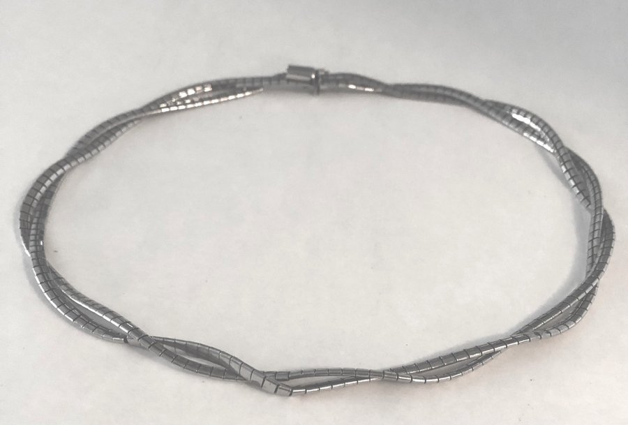 Vackert halsband med tyngd i 925 silver