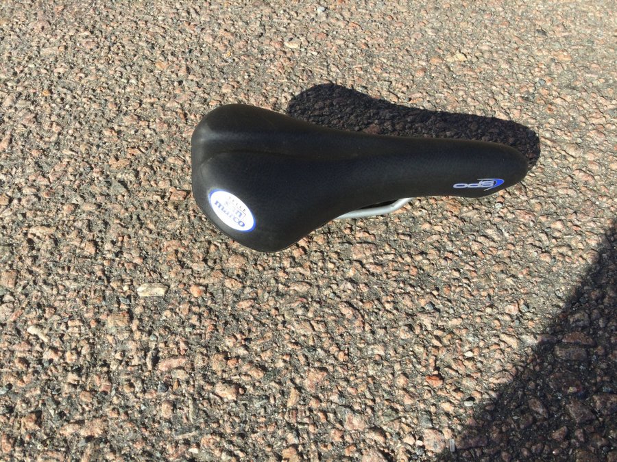 Ny Selle Royal 500 cykelsadel hybrid från nedlagd verkstad butik dödsbo Fynd