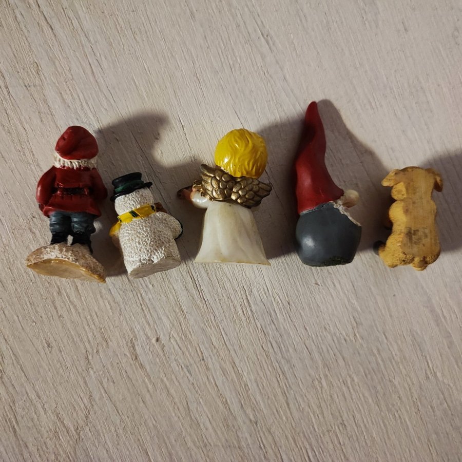 Små julfigurer tomtar, ängel, snögubbe och julgris