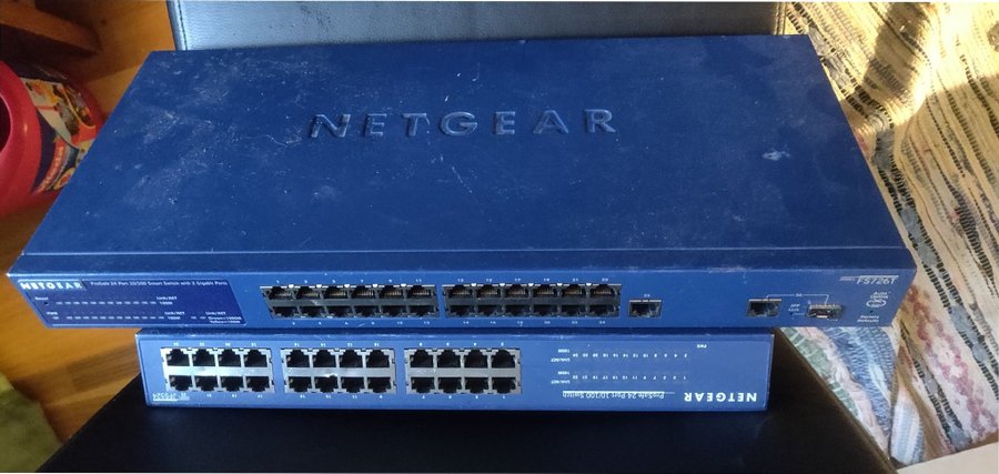 2st switchar från Netgear, 24 portar - modell: FS726T och JFS524