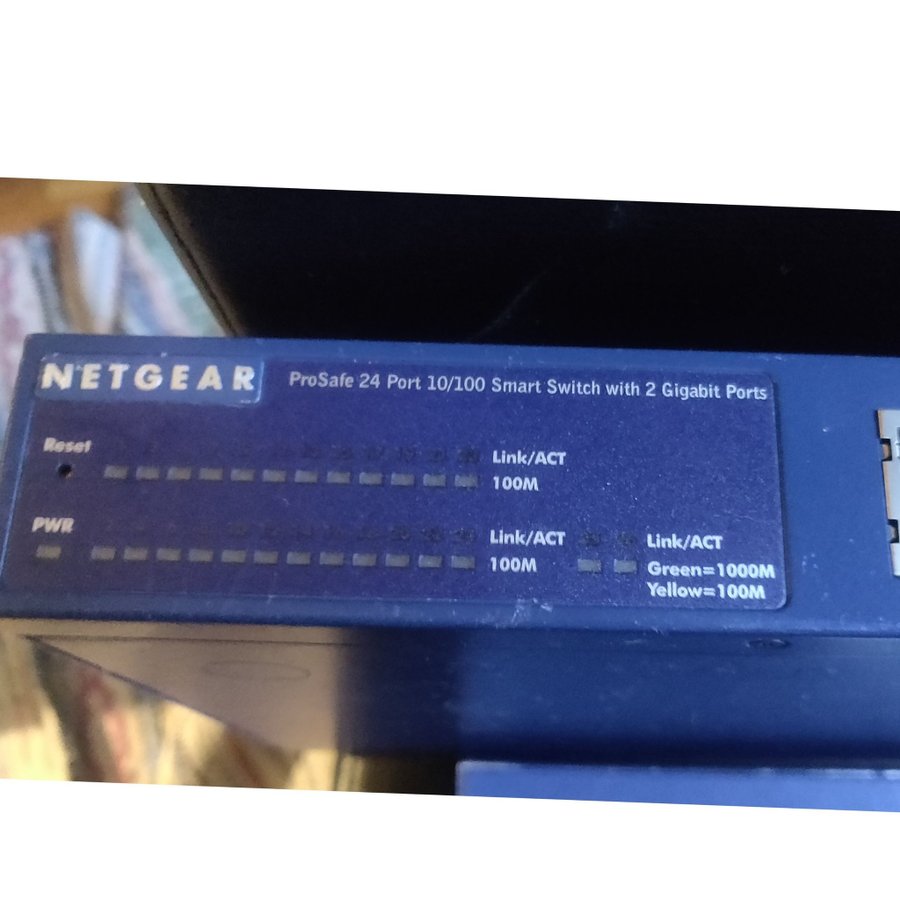 2st switchar från Netgear, 24 portar - modell: FS726T och JFS524