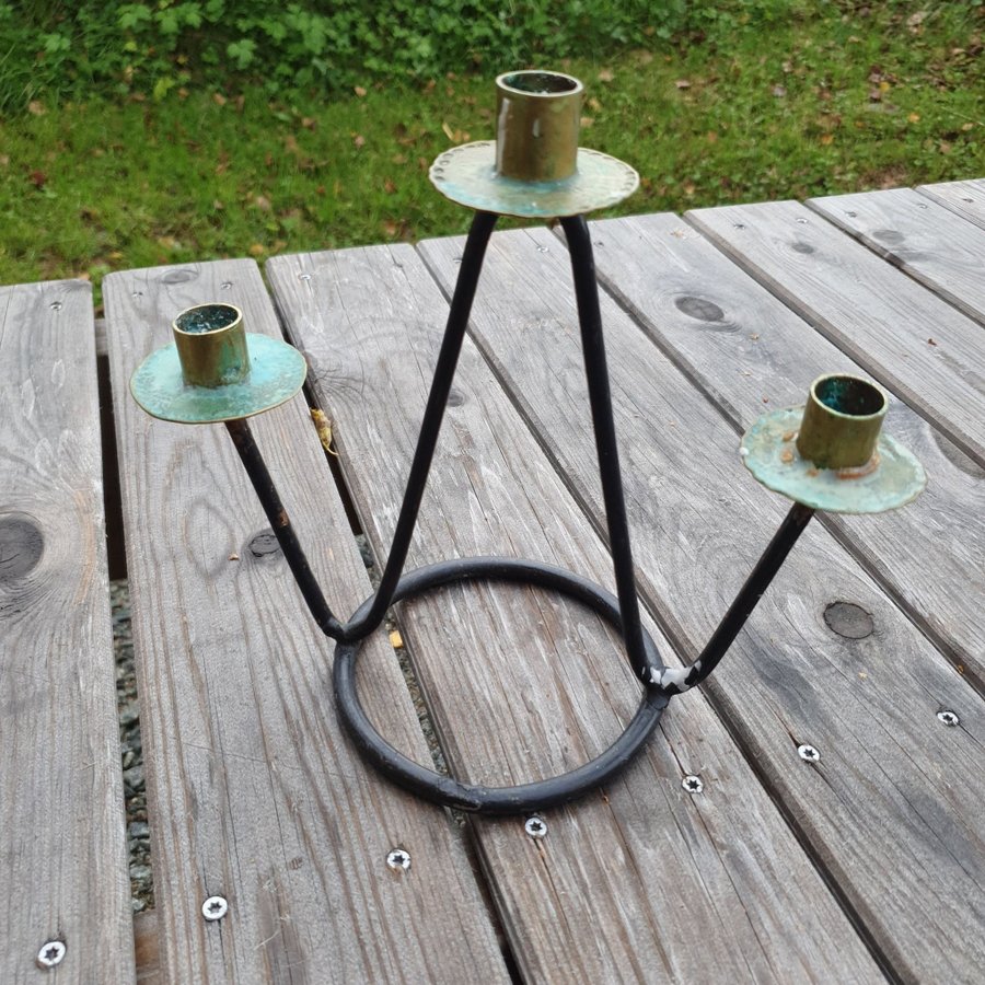 Ljusstake i svart metall med mässingsdetaljer retro vintage antik