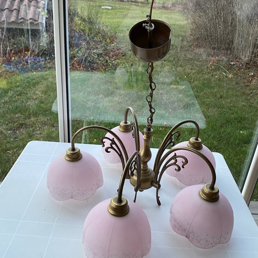 5-armad taklampa i mässing med rosa glas från Lamp Gustaf