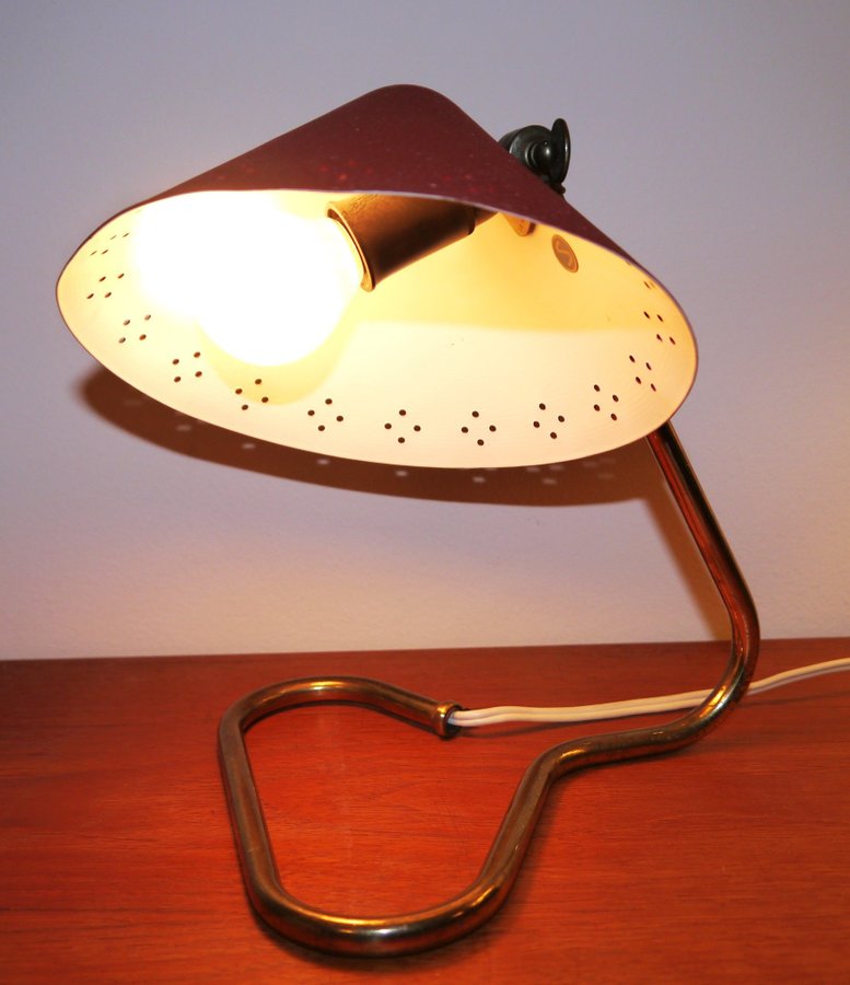 Svensk bordslampa i metall med mörkröd skärm, retro 50-tal