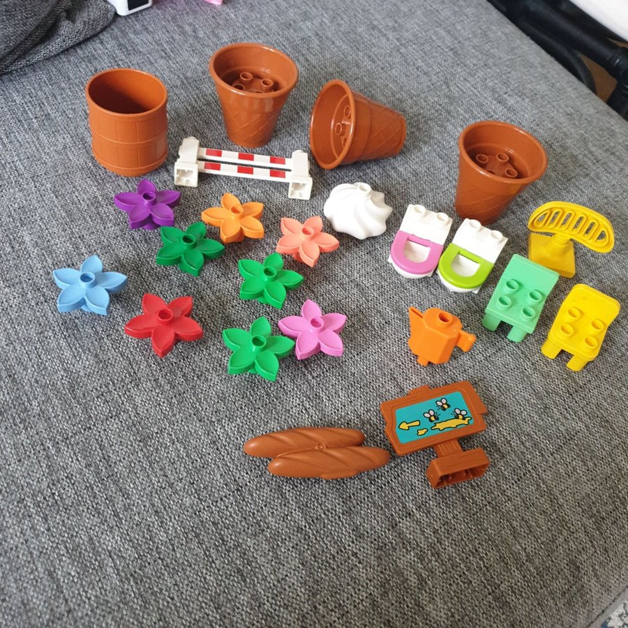 Lego Duplo - Lekset med blommor, krukor, toaletter, stolar och mer