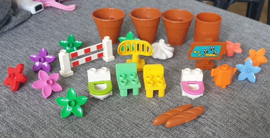 Lego Duplo - Lekset med blommor, krukor, toaletter, stolar och mer