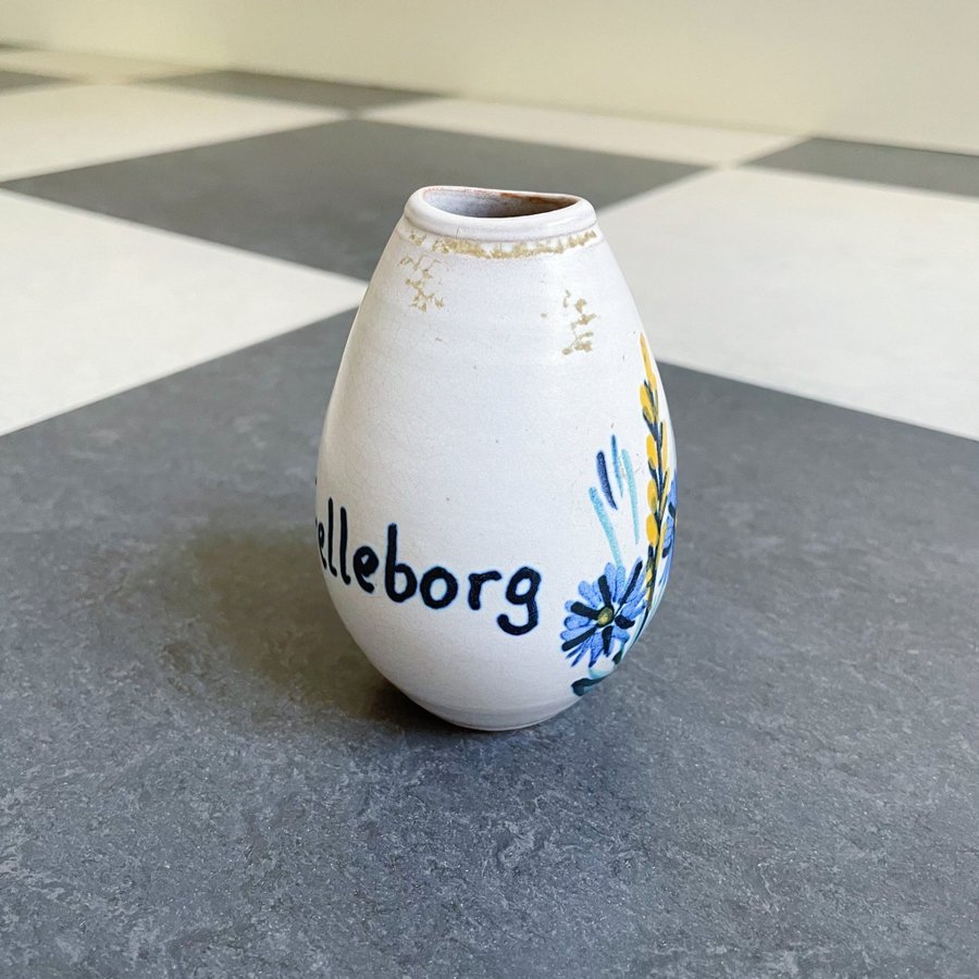 Liten vas i keramik med blom och Trelleborg motiv