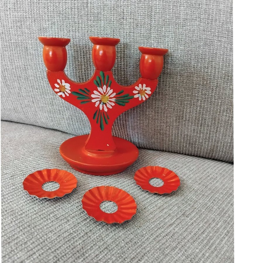 Röd trearmad ljusstake, träljusstake, julljusstake, kurbitsblommor, retro