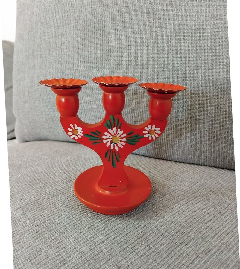 Röd trearmad ljusstake, träljusstake, julljusstake, kurbitsblommor, retro