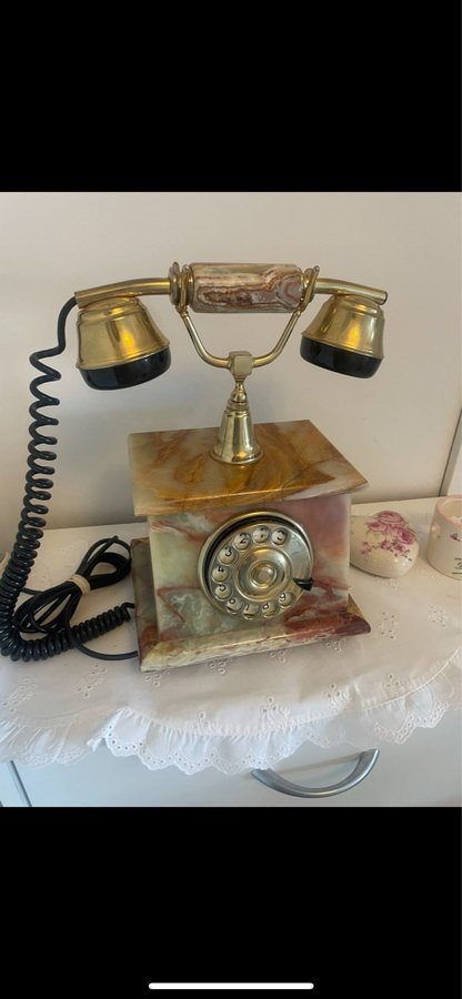 Gammal telefon i marmor