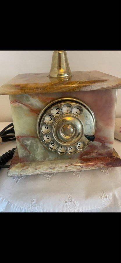 Gammal telefon i marmor