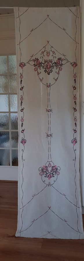 1 st. Vacker gammal handbroderad linnegardin i Jugendstil