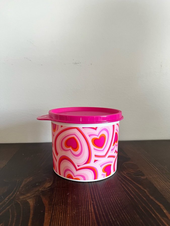 Tupperware burk 05L med lock hjärtan rosa