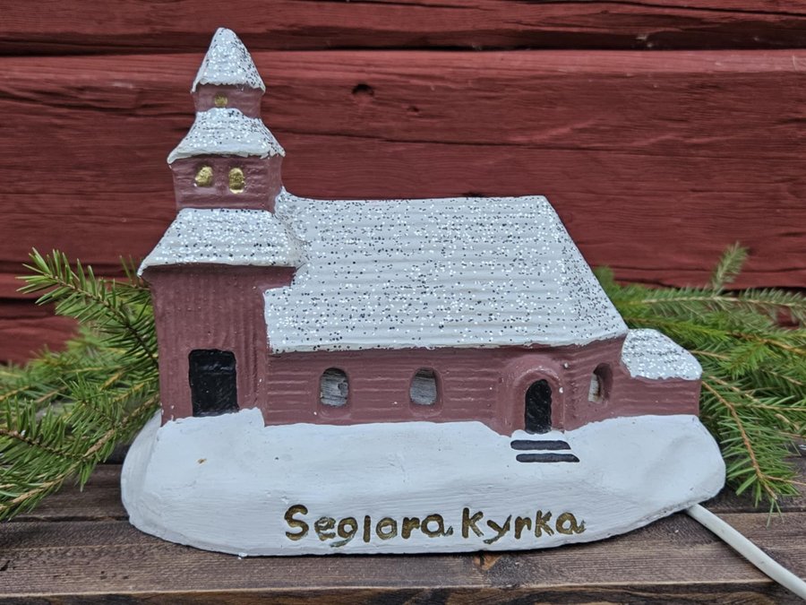 Segloras kyrka med belysning