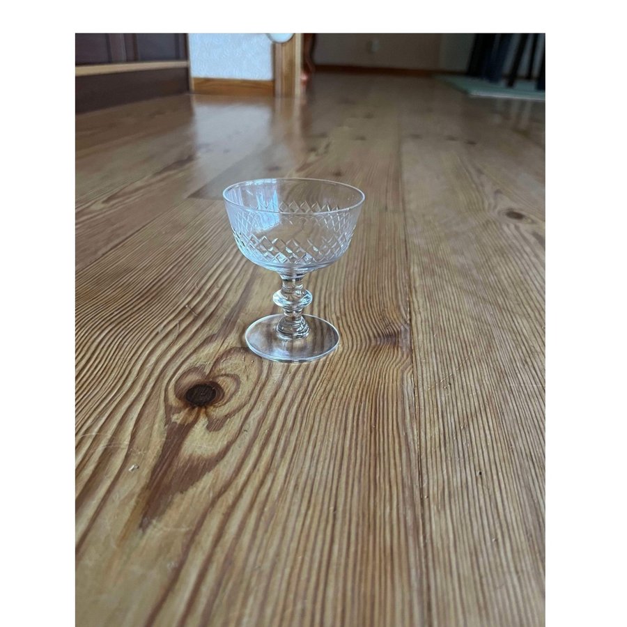 Kosta Boda Diamant likörglas ca 7 cm hög och 5 cm i diameter.