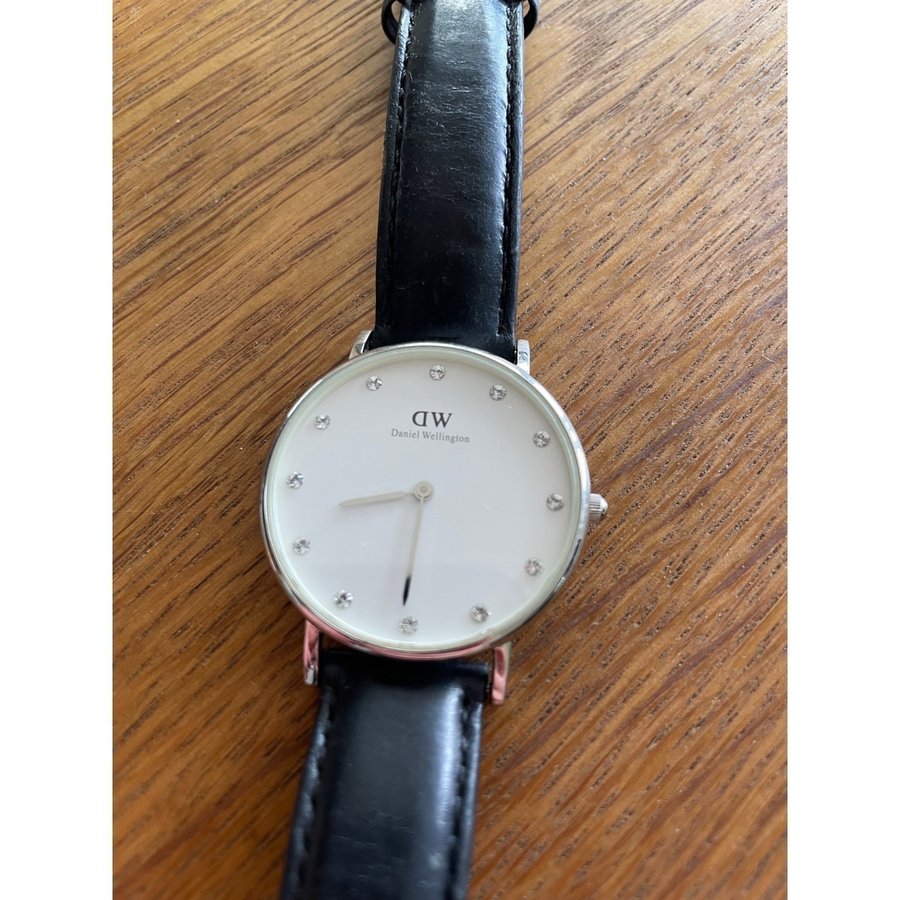 Daniel Wellington Classy Sheffield klocka - batteriet behöver bytas!!