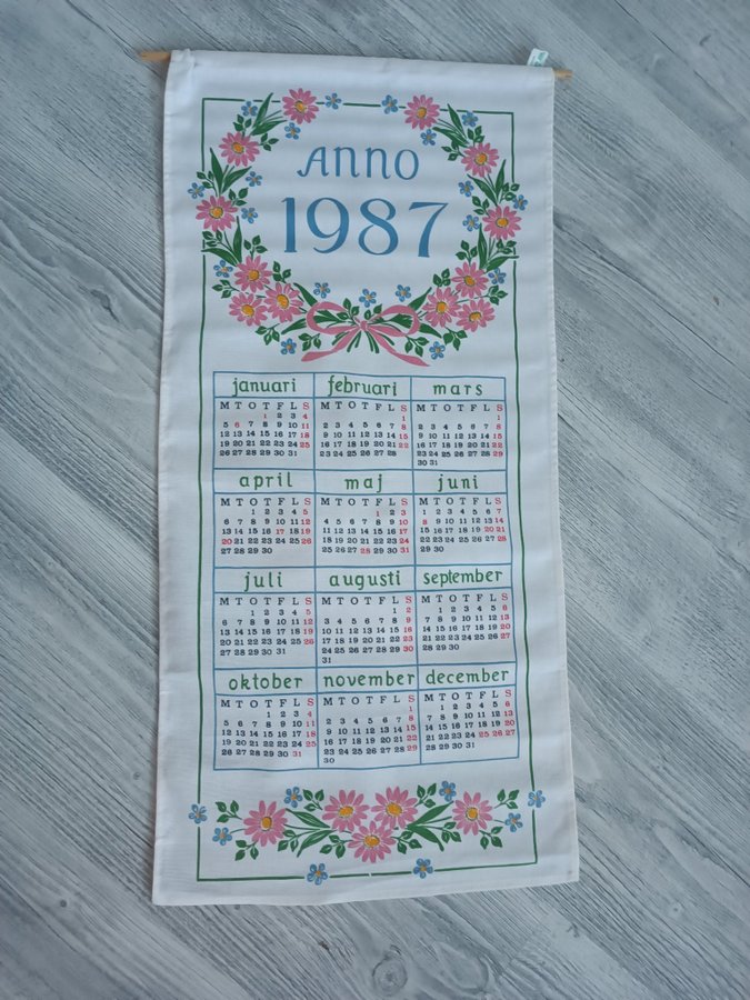 Väggkalender i tyg 1987