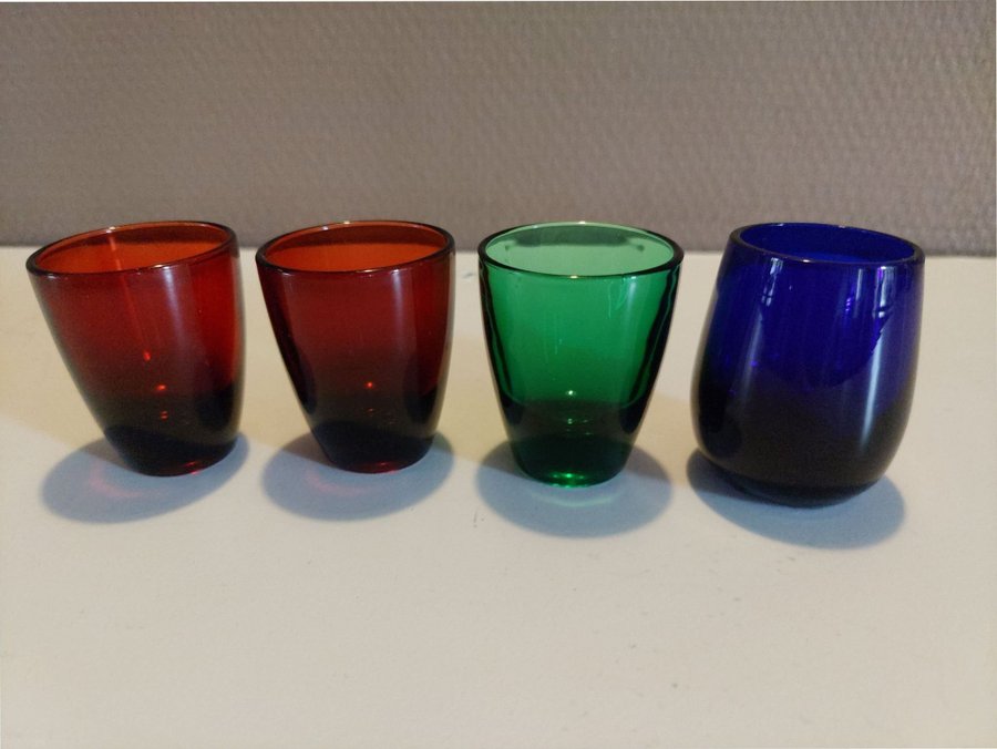 4 st äldre snapsglas i härliga färger retro