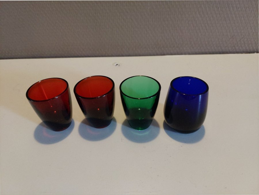 4 st äldre snapsglas i härliga färger retro