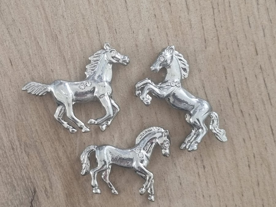 KORT AUKTION 3 st Hästfigurer i Metall med Strass