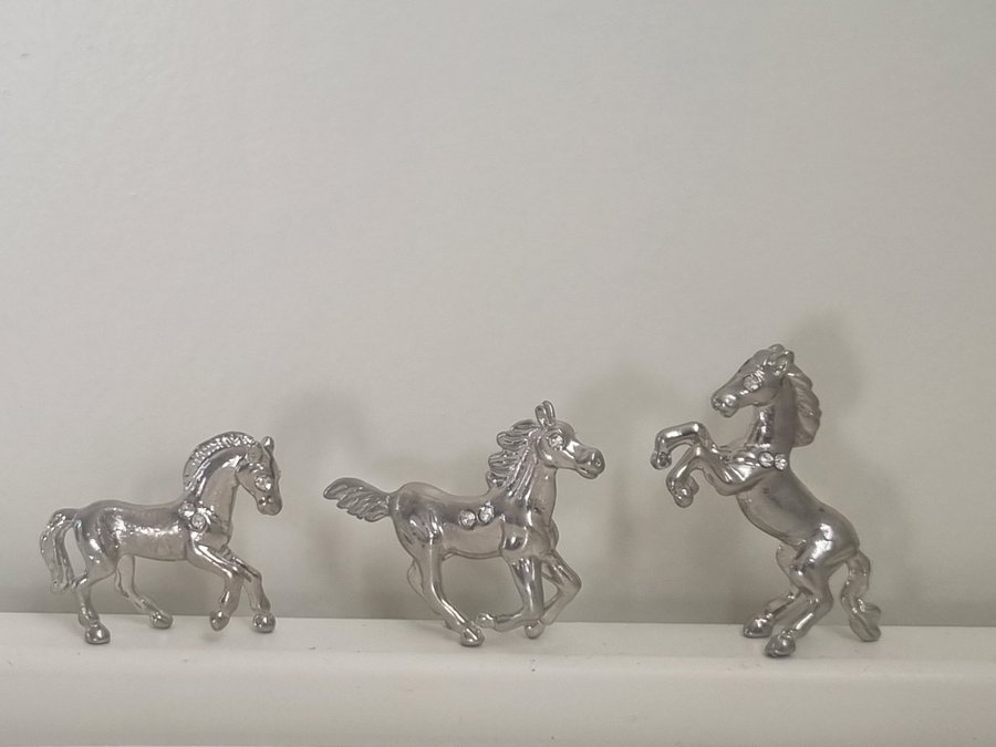 KORT AUKTION 3 st Hästfigurer i Metall med Strass