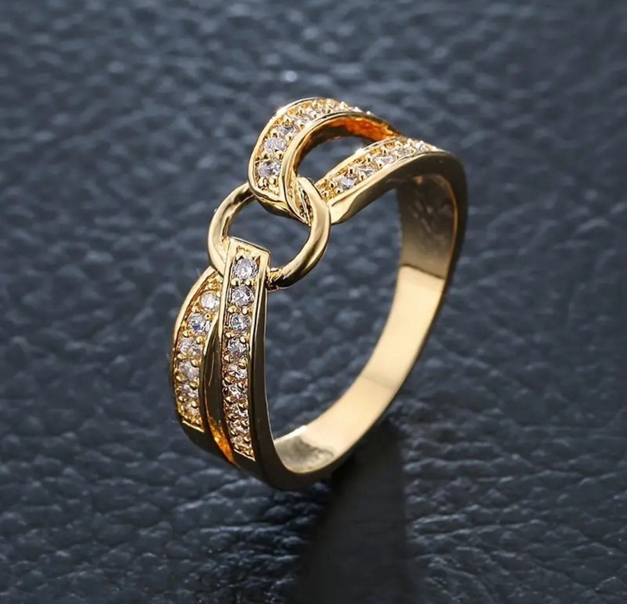 Ny ring i 18K Guld plätering Cubic Zirkon stenar ring str 17mm